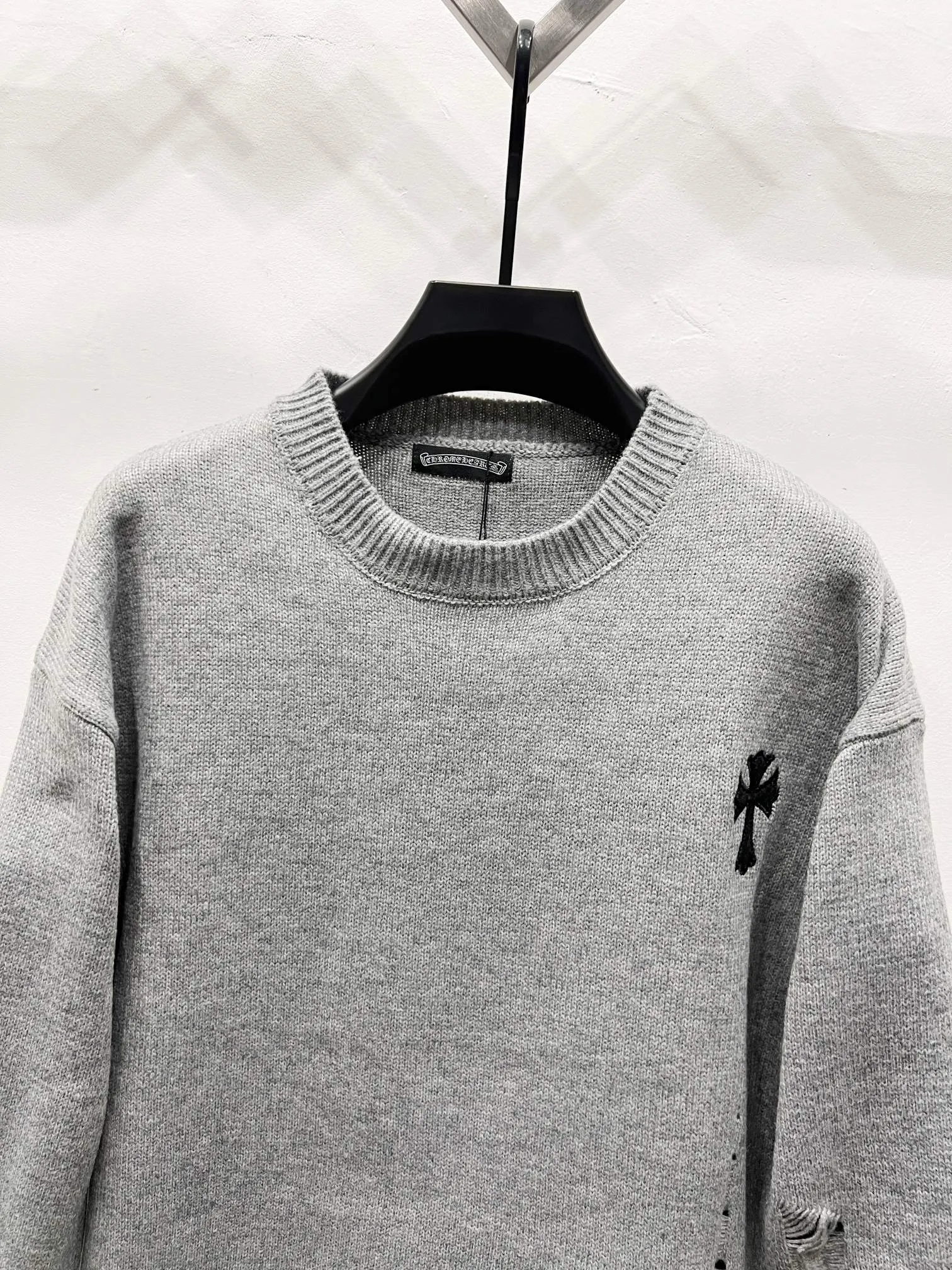 P240 High quality, model number: (Q061) Chrome Hearts CH Chrome Hearts patchwork cross hole knitted sweater pullover. It’s a very eye-catching style. It’s the same style for men and women. It’s black and white. It looks great in real life. It looks great in daily wear. It’s even better in photos. It’s hard not to buy it. Buy it for me!!! Believe me, no one can refuse such a long Chrome Hearts jacket. It has an expanded version based on the old version. The upper body is loose and stylish. Casual design with an expanded hem. Fat people are extremely slim. Thin people have a limited height. Ten thousand yuan ZP printing. 1:1 perfect restoration. Looks good when worn alone. Can be easily controlled by both men and women. If you care more about quality, you must also respect the price. It is completely different from the thin transparent bottoms on the market that pill when worn. If the style makes you shine at a glance, then quality is what you should pay more attention to. We focus on quality rather than price. Customers who have received my products all know it. ️️️ Sweaters on the market are generally made of bract core yarn. We use modal. The advantages over core-spun yarn are very intuitive: high cost, high price, high density, relatively expensive for developers, and let us make a lot less money. In addition, it is delicate, has no scum on the upper body, resists pilling, and is high-end. We are conscientious sellers and do not use core-spun yarn. Apart from being cheap, core-spun yarn is really useless. It shrinks, pills, hooks, and makes people pierced. He is proficient in everything. It is 2024. Who doesn’t want to look decent when they go out? Quality determines the upper body effect. No matter how bad the quality, the best style is still the temperament of the urban-rural fringe. We only do long-term business. Quality determines character. Take it back and wear it with confidence and wash it. The quality of the pattern will definitely make your eyes shine. We only make the right version of high quality. We make high-end hard goods. Reject junk goods and reject fast food. Conscientious quality and conscientious price. You deserve it!  Color: Black White Gray Red Size: S M L